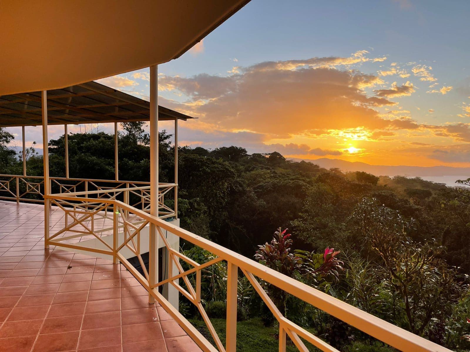 Charming Home in Bella Vista – Spacious Living with Stunning Views