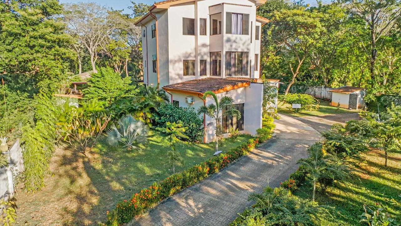 Beautiful 3-Story Property with 4 Apartments, Pool & Panoramic Comforts - 3