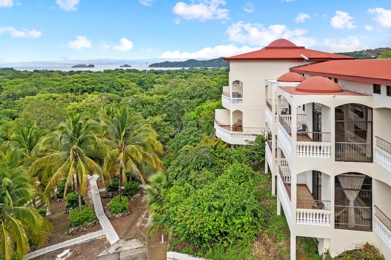 Luxury 19-Bedroom Property with Pools, Gardens & Stunning Ocean Views - 4