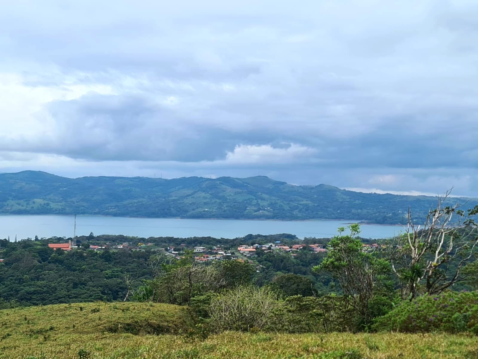 46,600 m2 (11,5 acres) Lot with Amazing Lake View in Nuevo Arenal