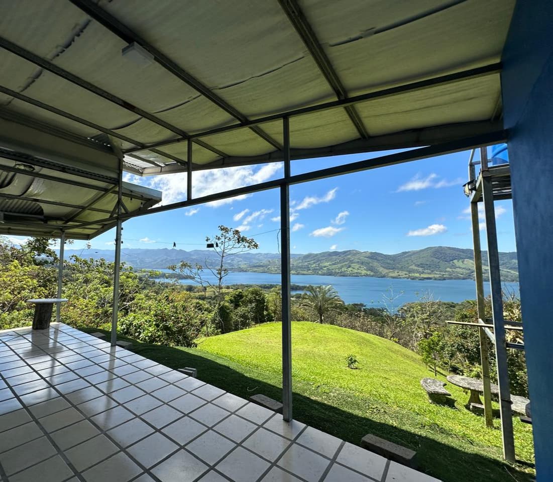 Lovely 3-Bedroom 2 Bathroom Home with Panoramic Lake & Mountain Views 