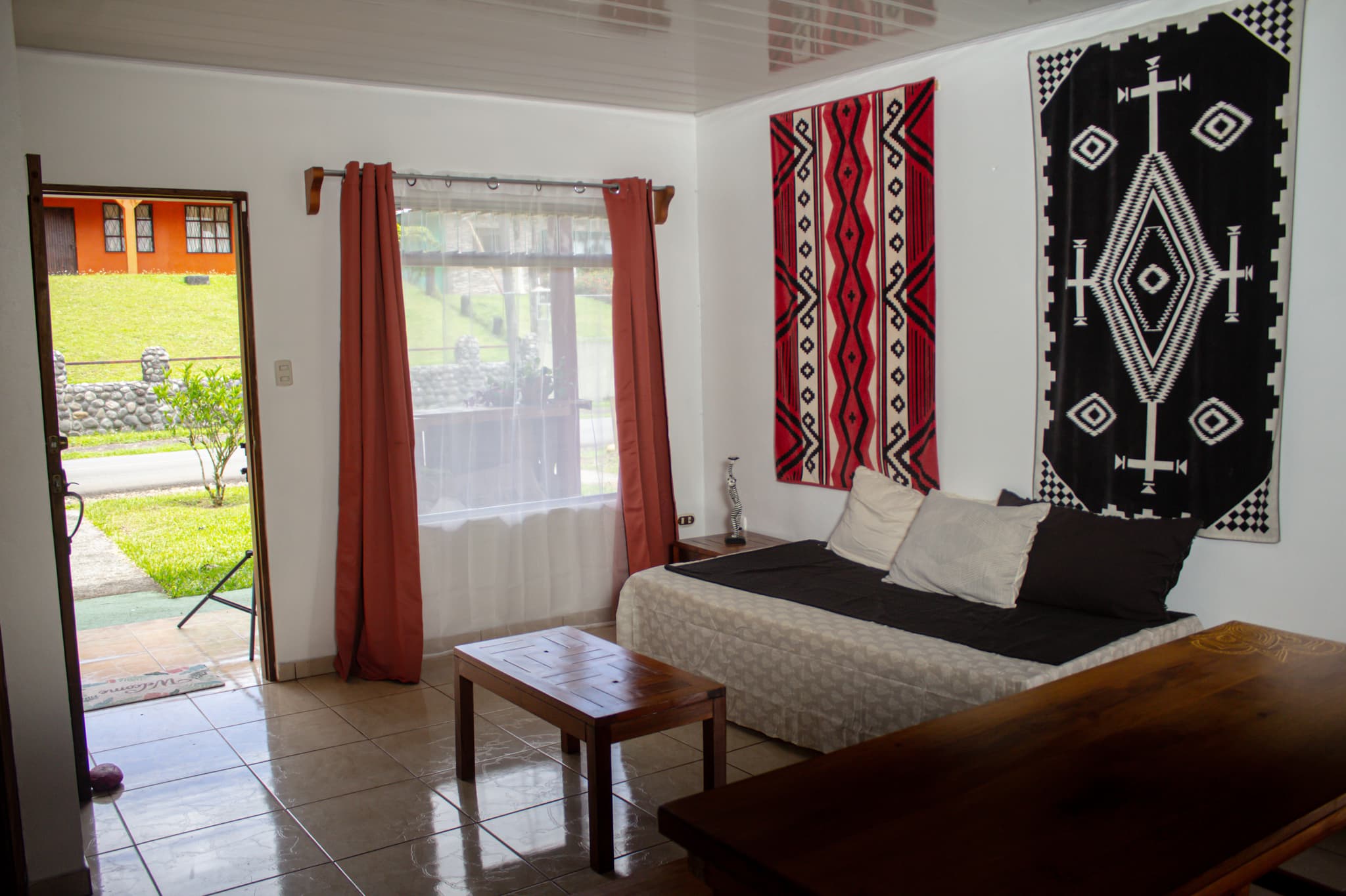 Cozy, 3BD/1BA House walking Distance to Downtown Nuevo Arenal