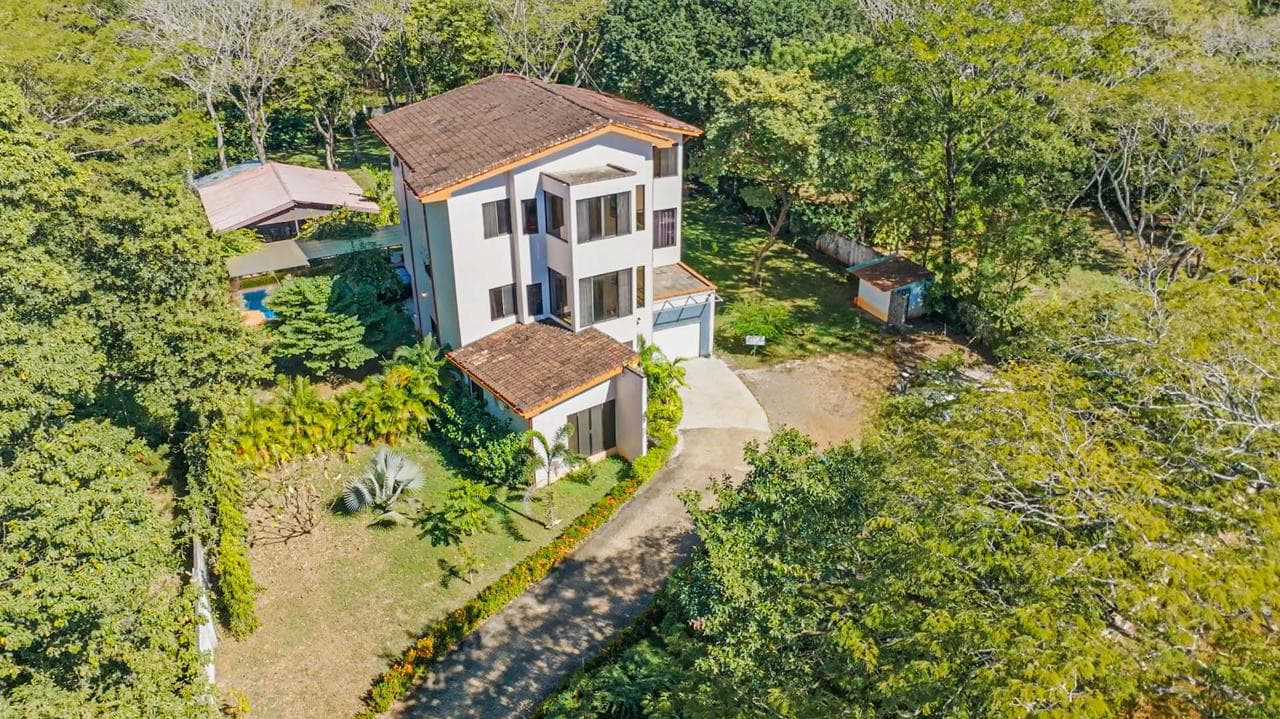 Beautiful 3-Story Property with 4 Apartments, Pool & Panoramic Comforts - 2