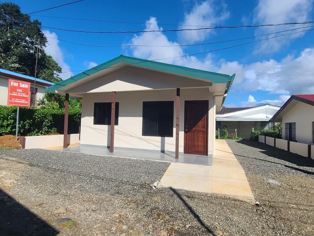 Charming Home 2BD 1BA in a Quiet Neighborhood Near Lake Arenal Park 