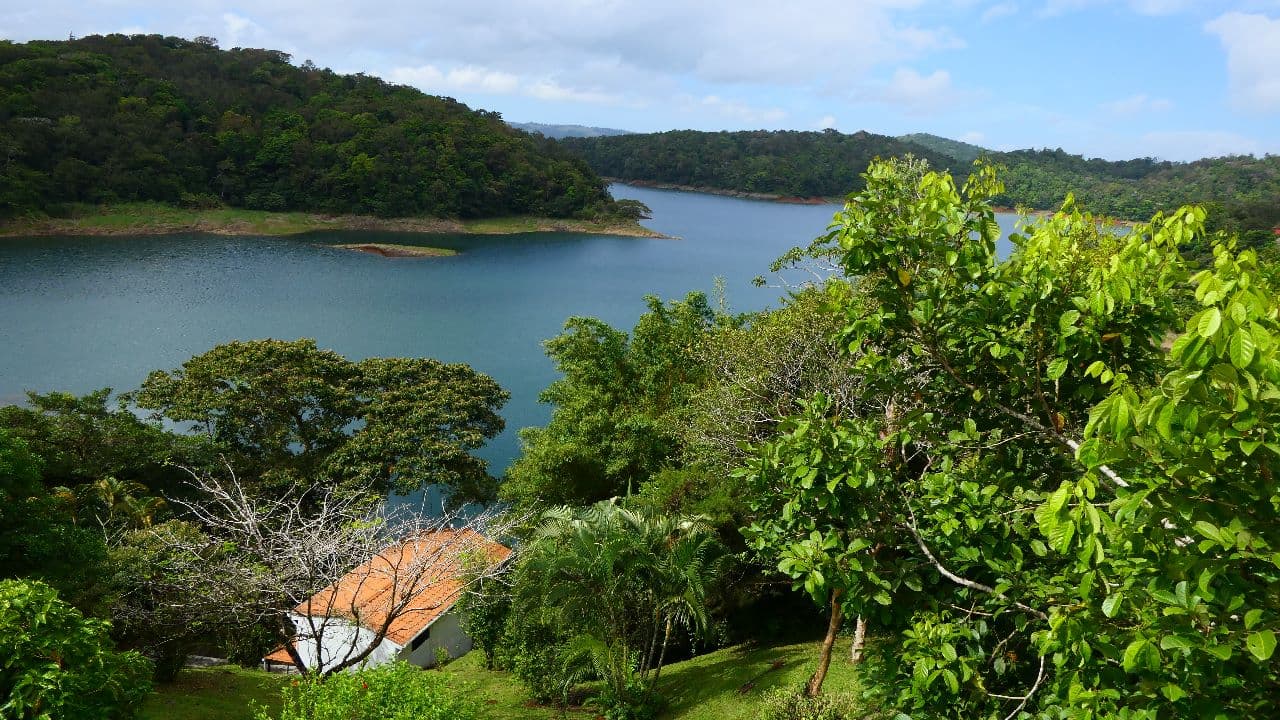 A very unique 1 Bedroom/1 Bathroom Boat House with lake access