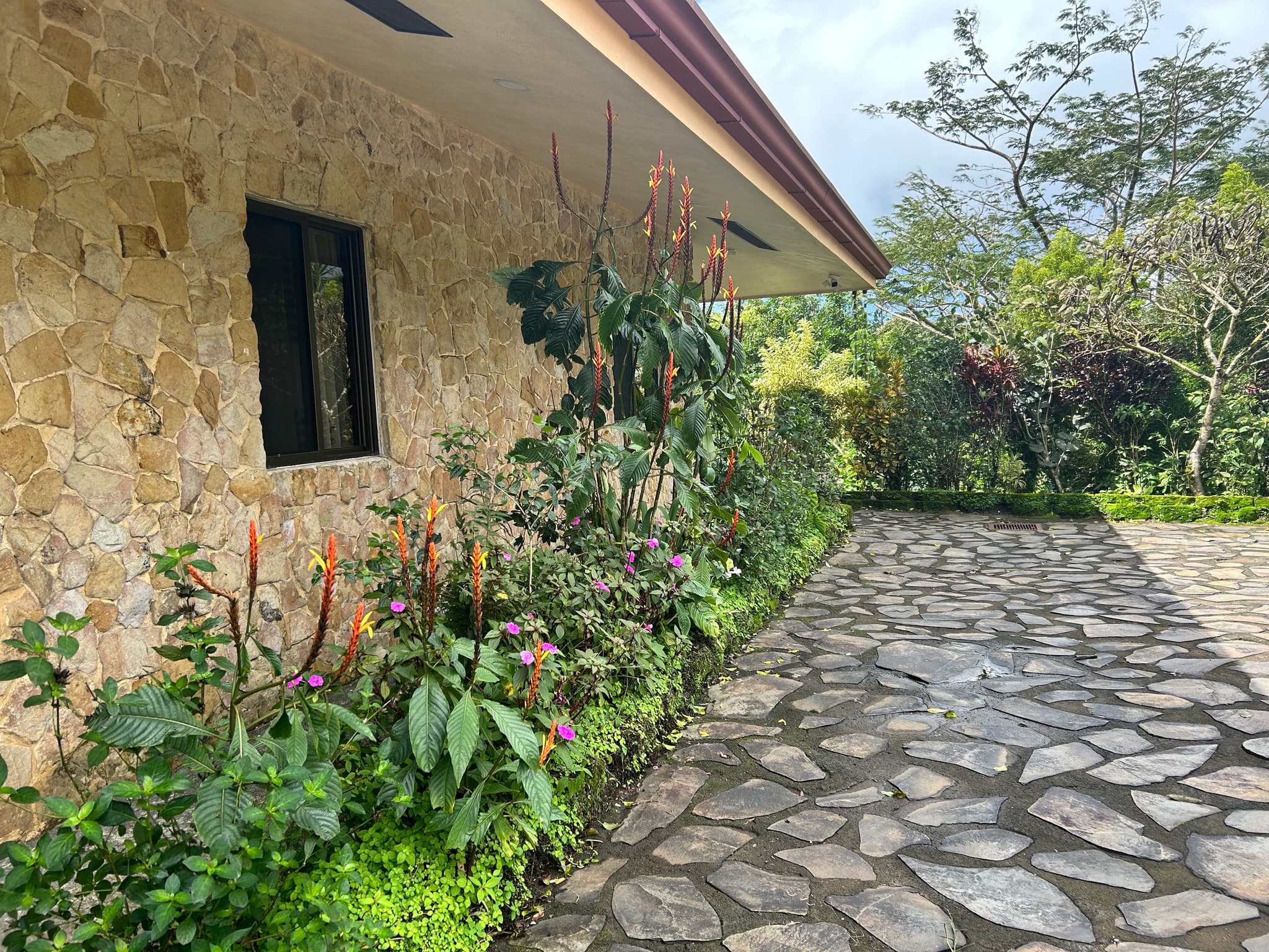 Charming 3-Bedroom Home with Guest House & Stunning Lake Arenal Views  - 3