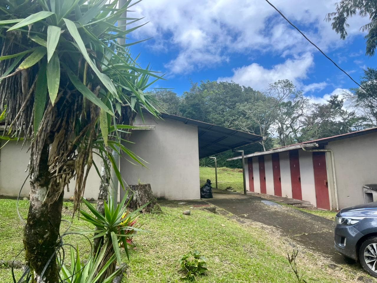 Commercial Property with Expansive Space and Breathtaking Mountain Views 