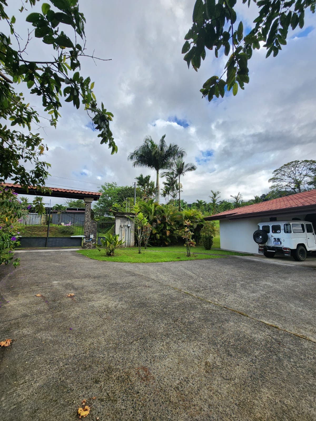 Spacious Home 3 BD 2.5 BA with Apartment, Pool, and Beautiful Views - 2