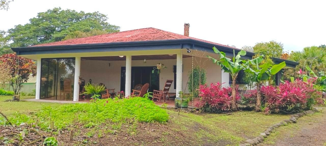 Commercial property: main house + 5 cabins + greenhouse + stable in Cinco Esquinas  - 3