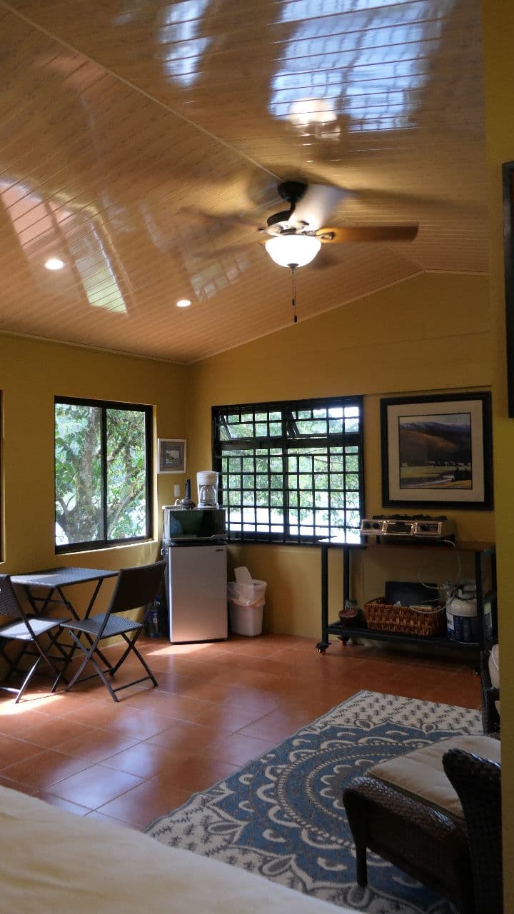 A very unique 1 Bedroom/1 Bathroom Boat House with lake access - 5