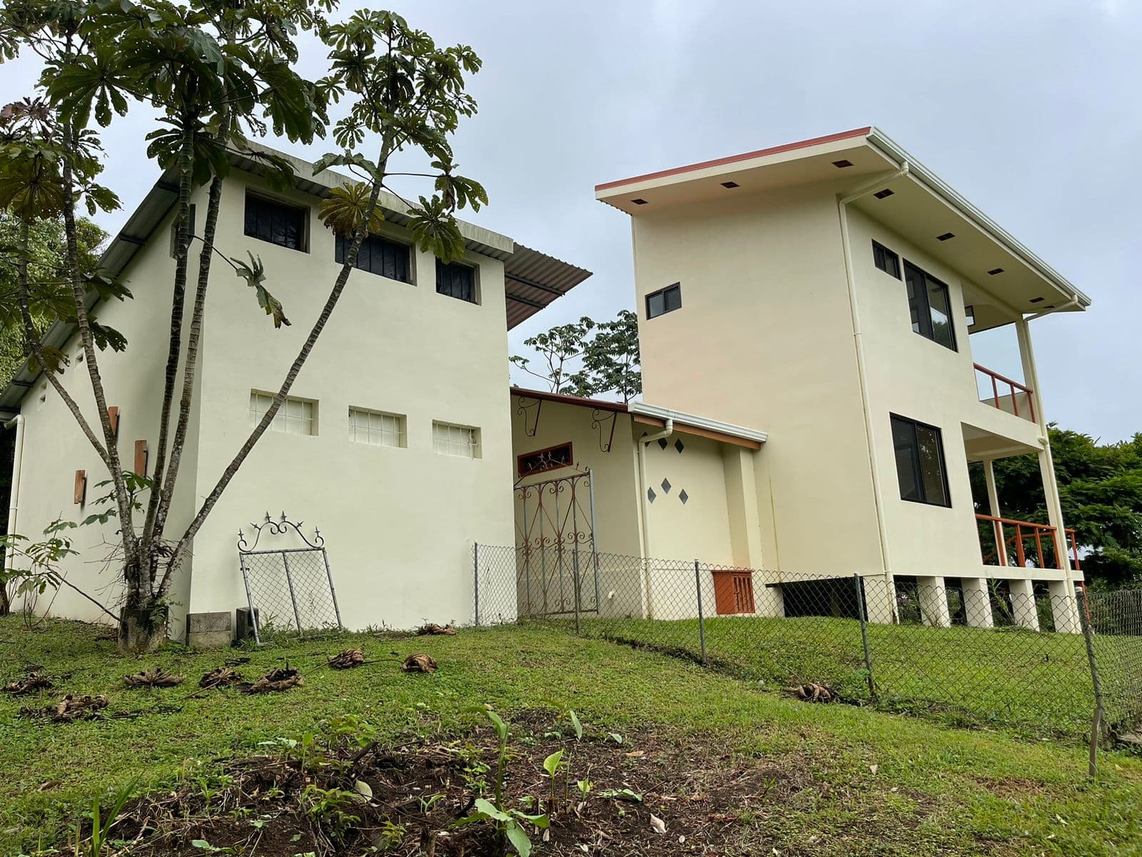 Charming 132 m² Home on 5,000 m² Lot w/ Creek in a Gated Community - 3