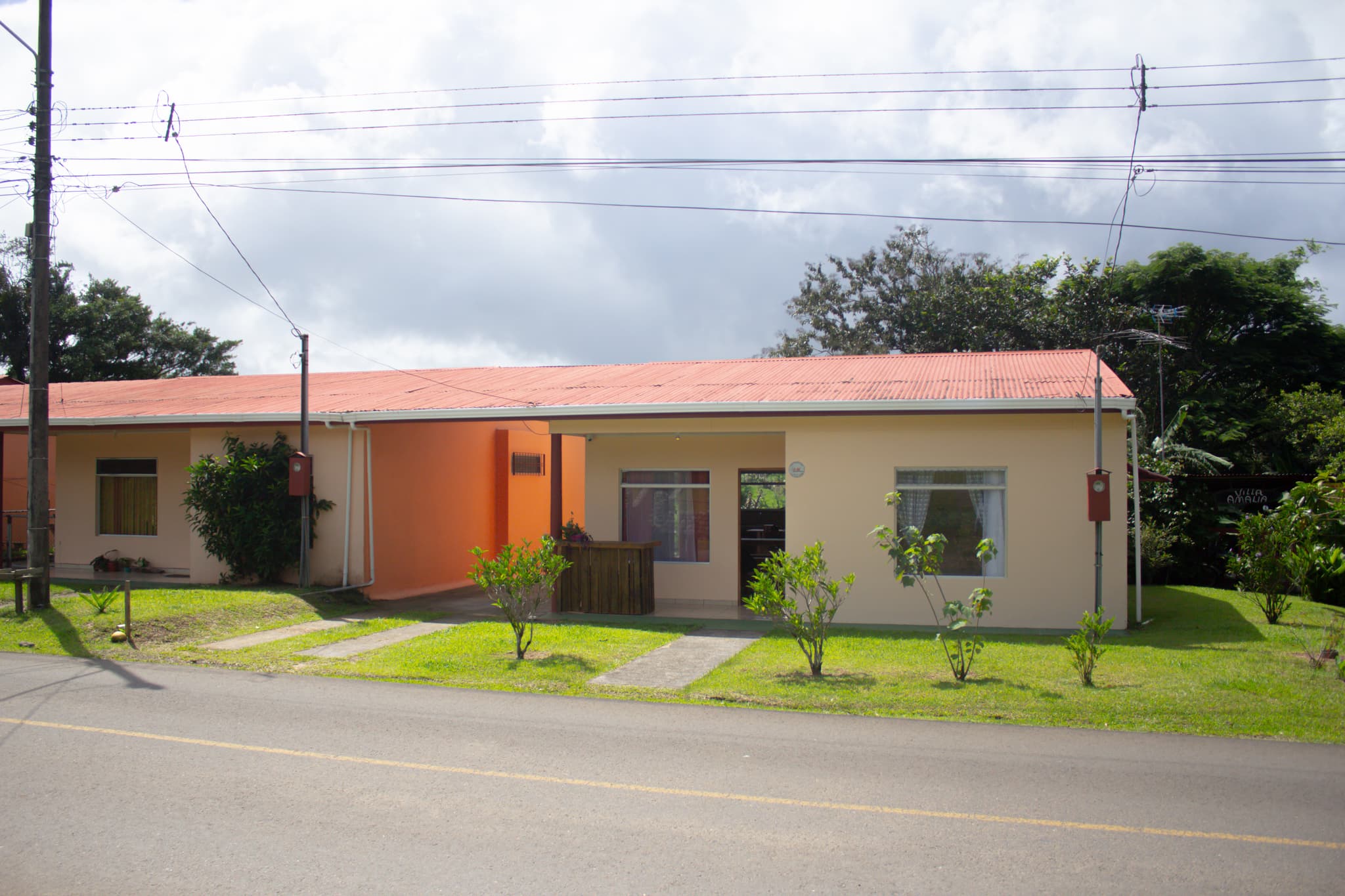 Cozy, 3BD/1BA House walking Distance to Downtown Nuevo Arenal - 2