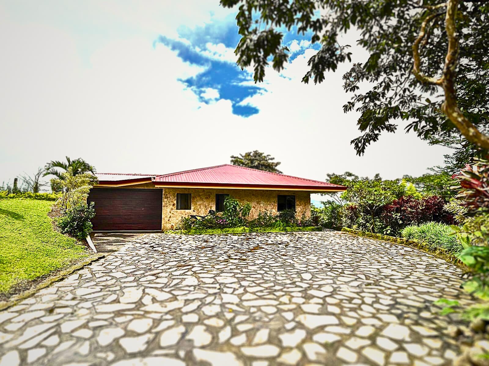 Charming 3-Bedroom Home with Guest House & Stunning Lake Arenal Views 