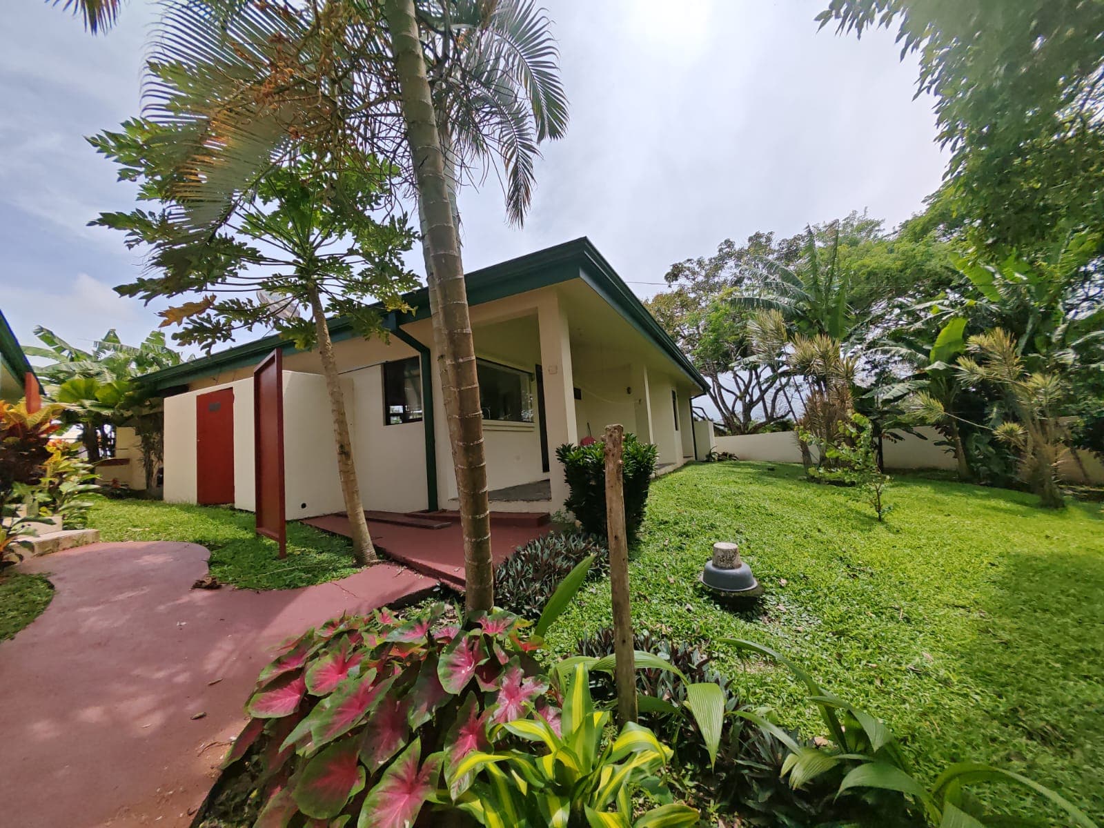 Charming 2BR Home + 1BR Casita on 1,000 m² Lot with Volcano & Lake Views