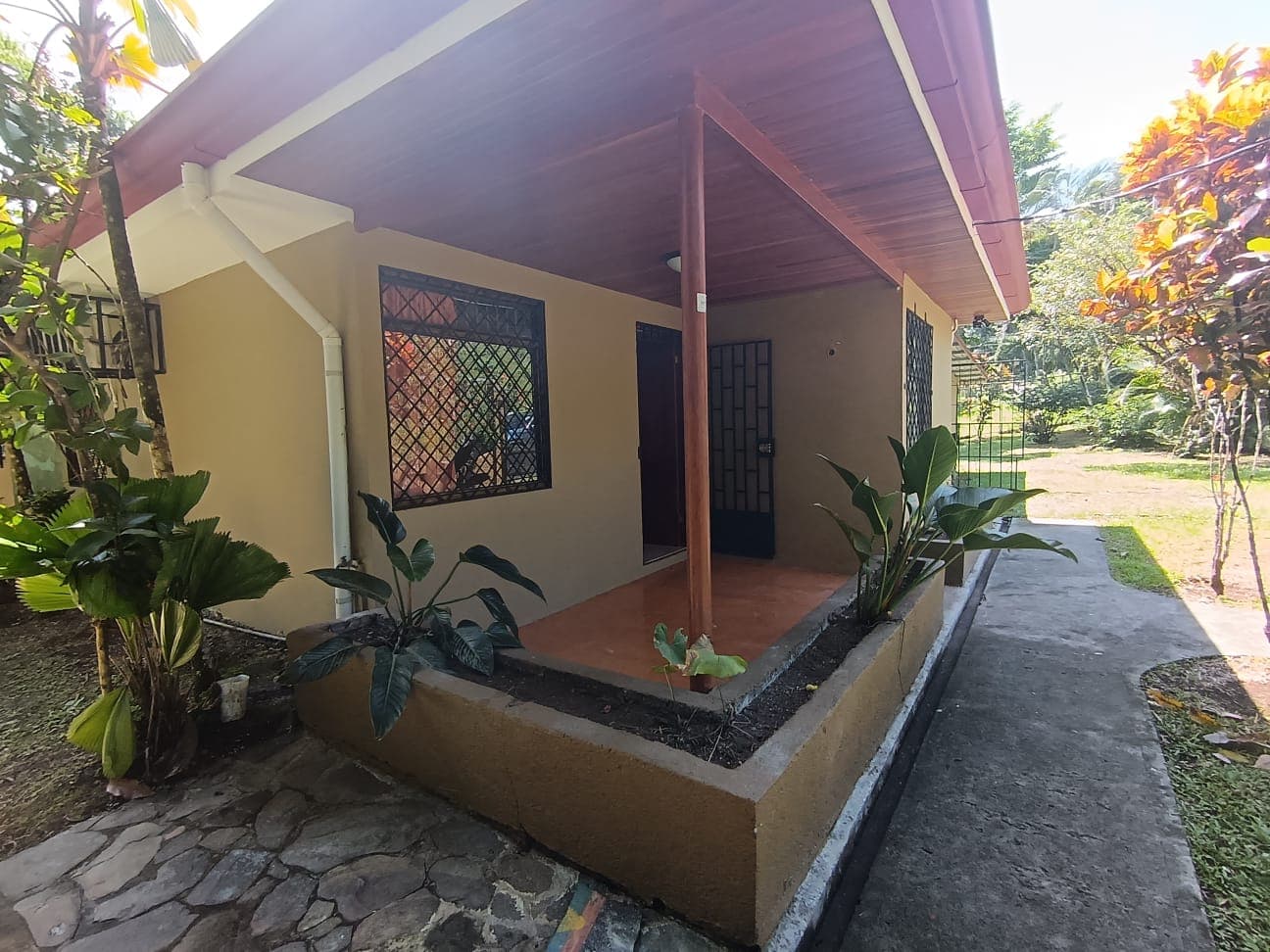 Beautiful Home 2BD 1BA in a 19424.9 m2 (4.8 Acre) Lot w/ Private Spring  - 4