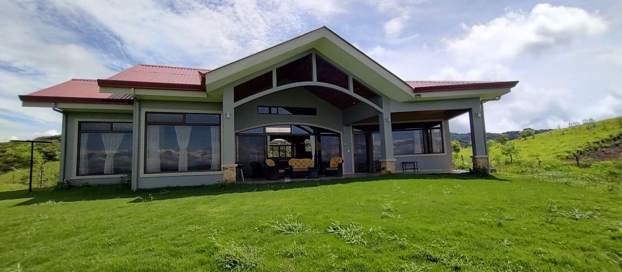 Luxury 2 Bedroom / 2 Bathroom Home W/  Stunning Lake & Volcano Views