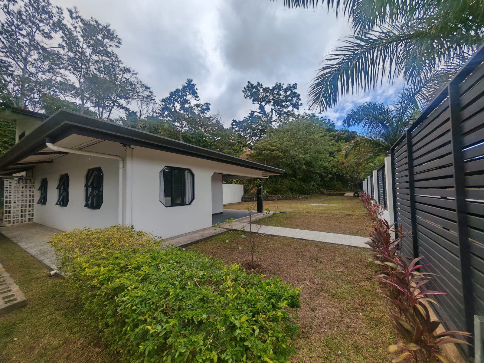 Spacious & Stylish Home 3BD 2BA + Apartment, Fully Furnished In Tronadora - 2