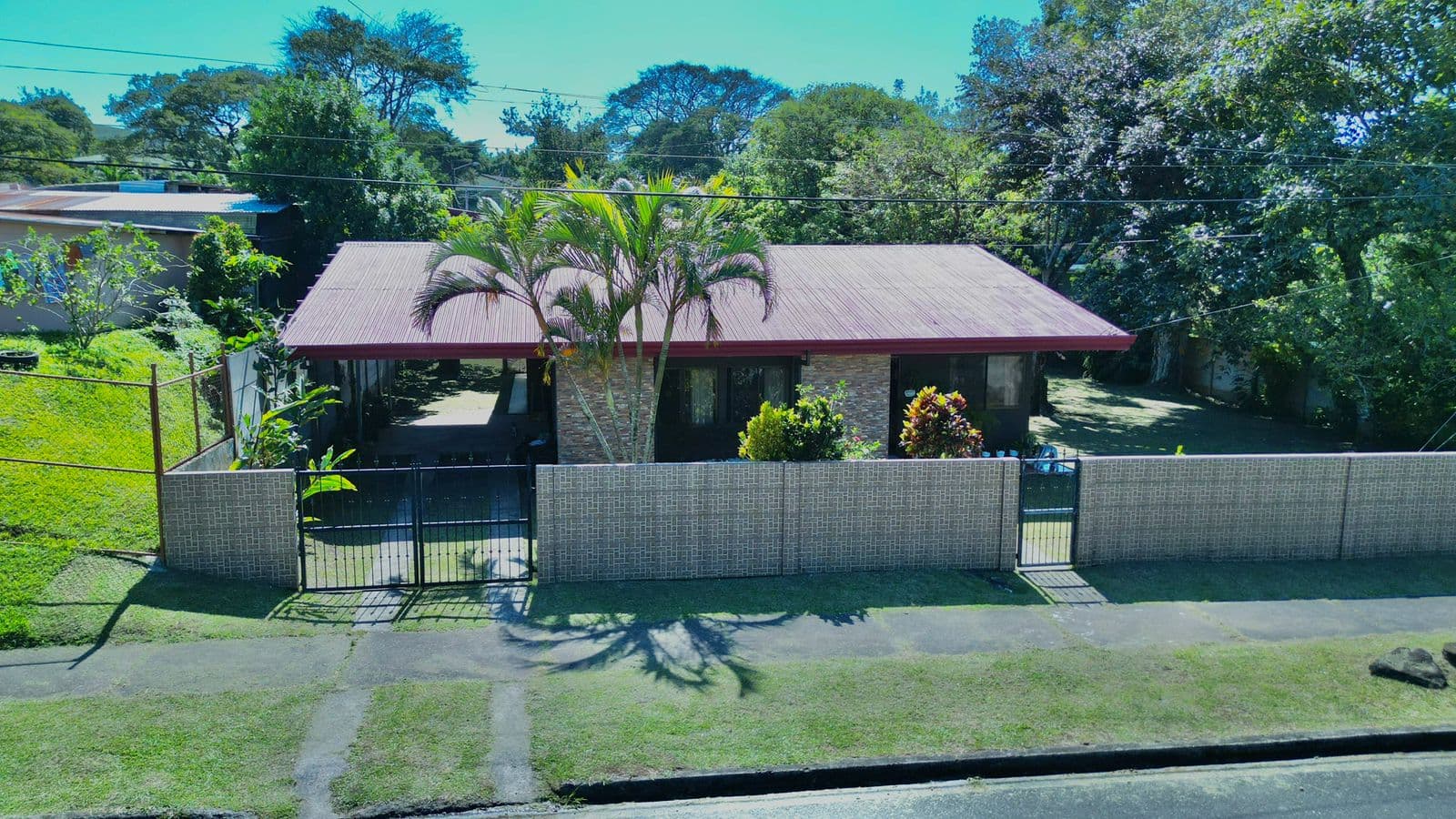 4-Bedroom, 2-Bathroom Home on 870 m² (0.21 Acre) in Tronadora  