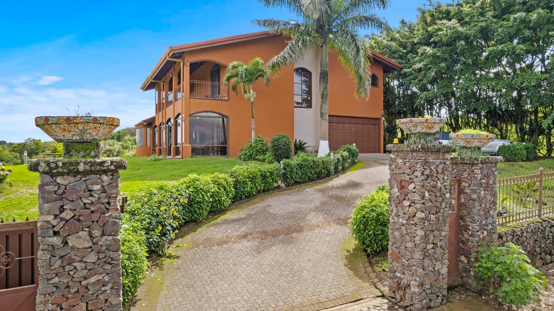 Luxury Home w/ Stunning Mountain Views on a 10,000 m² Estate - 4