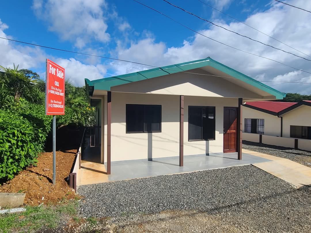 Charming Home 2BD 1BA in a Quiet Neighborhood Near Lake Arenal Park  - 2