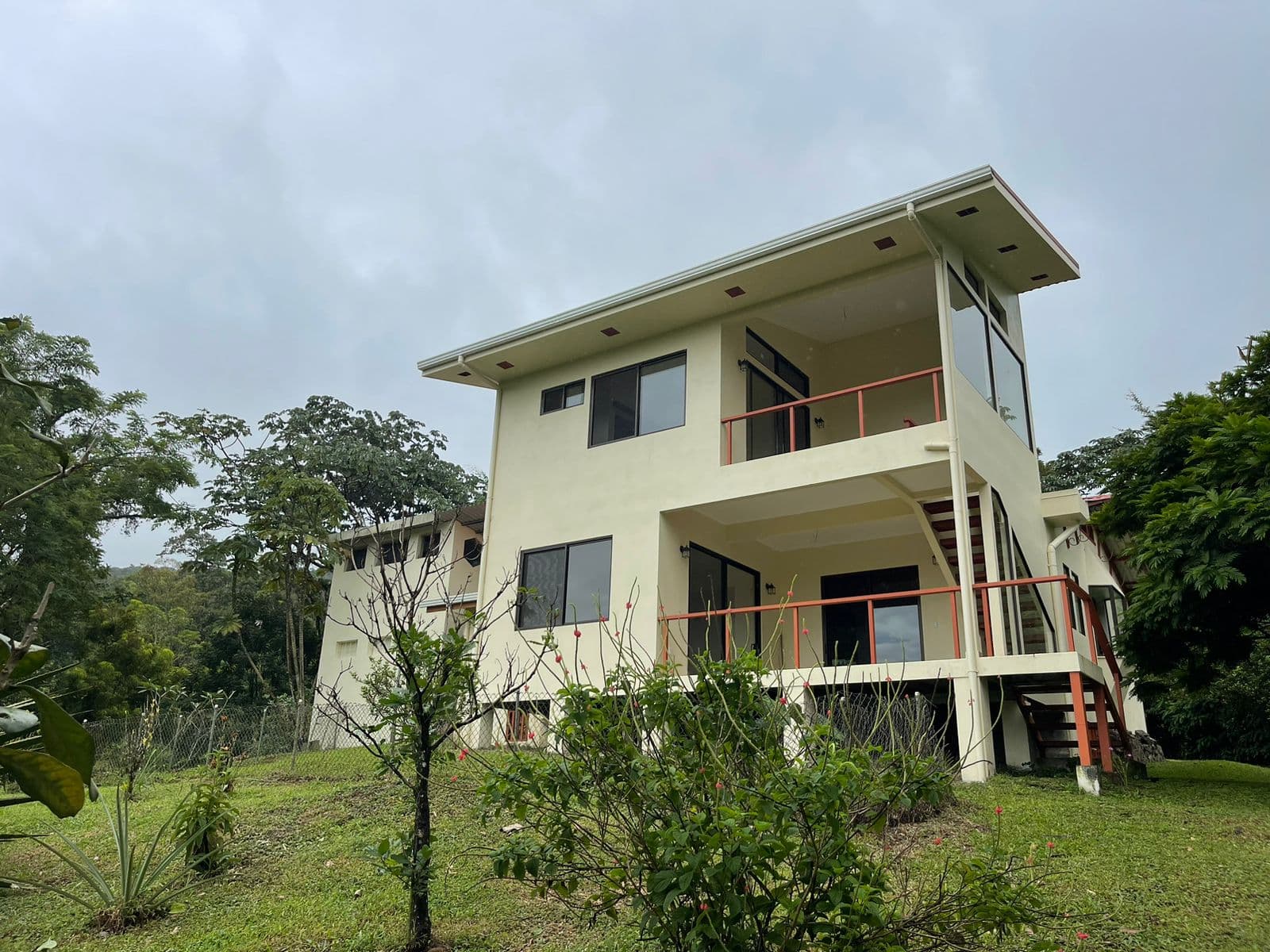 Charming 132 m² Home on 5,000 m² Lot w/ Creek in a Gated Community