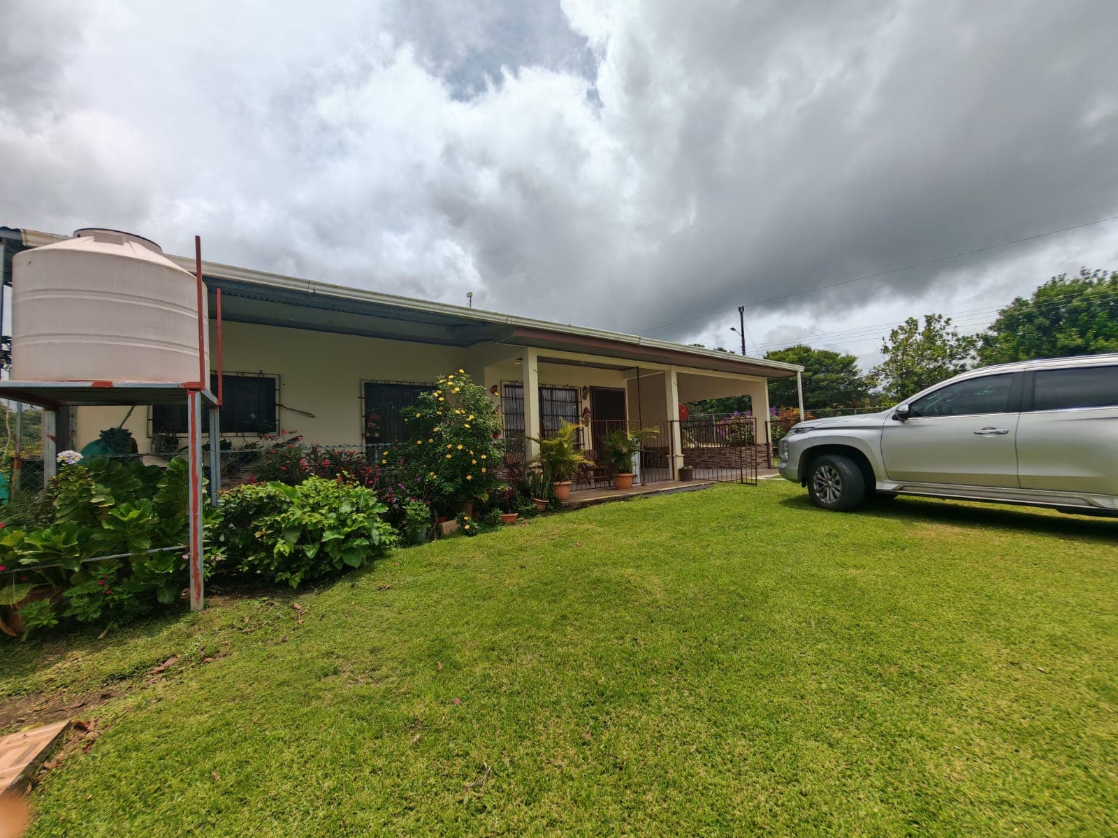 Beautiful 3-bedroom, 2-bathroom Home on a Sprawling 26,313 m² (6.5 Acres) lot 