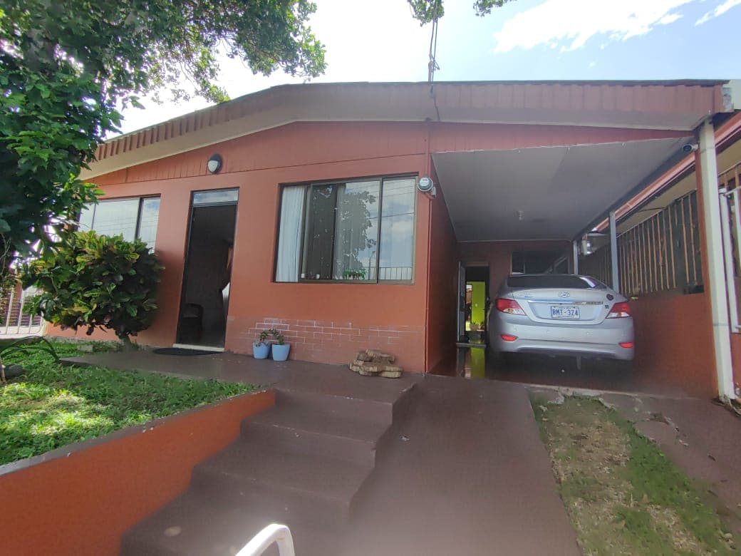 2 BD 1 BA , Corner Lot Home w/Incredible Mountain & Sunset Views in Tilarán