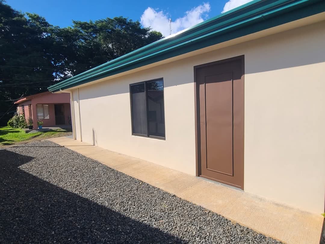 Charming Home 2BD 1BA in a Quiet Neighborhood Near Lake Arenal Park  - 3