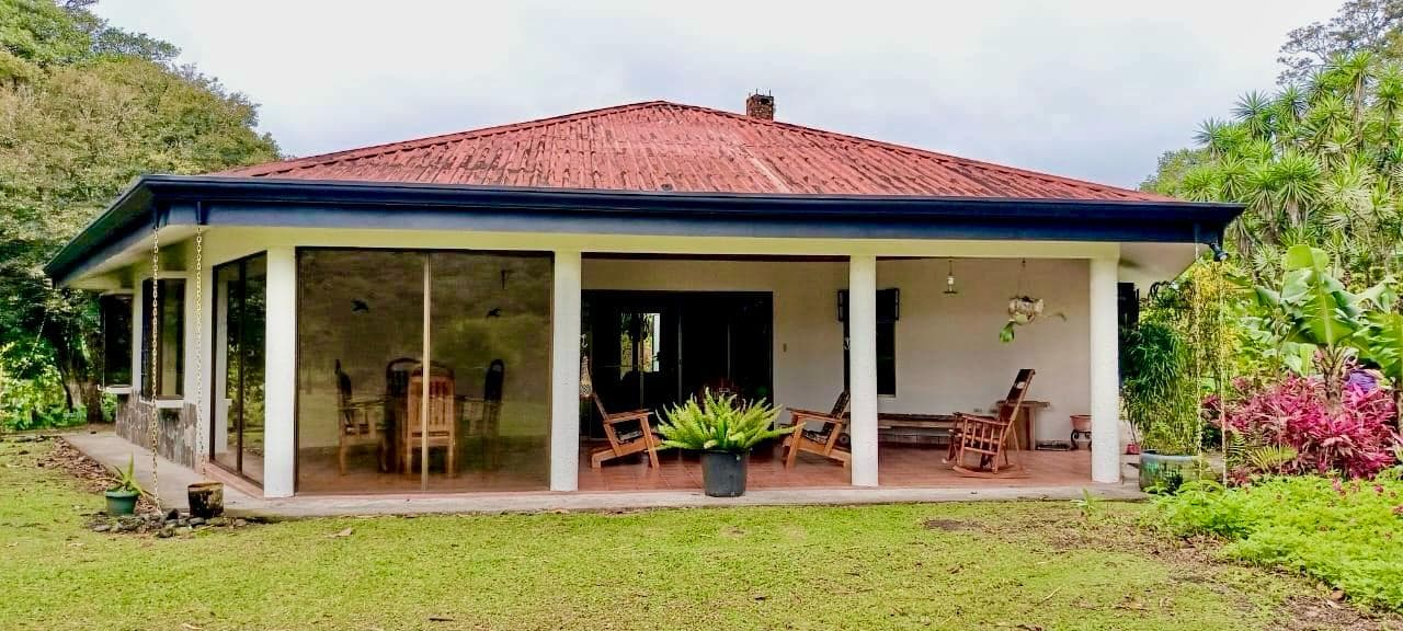 Commercial property: main house + 5 cabins + greenhouse + stable in Cinco Esquinas 