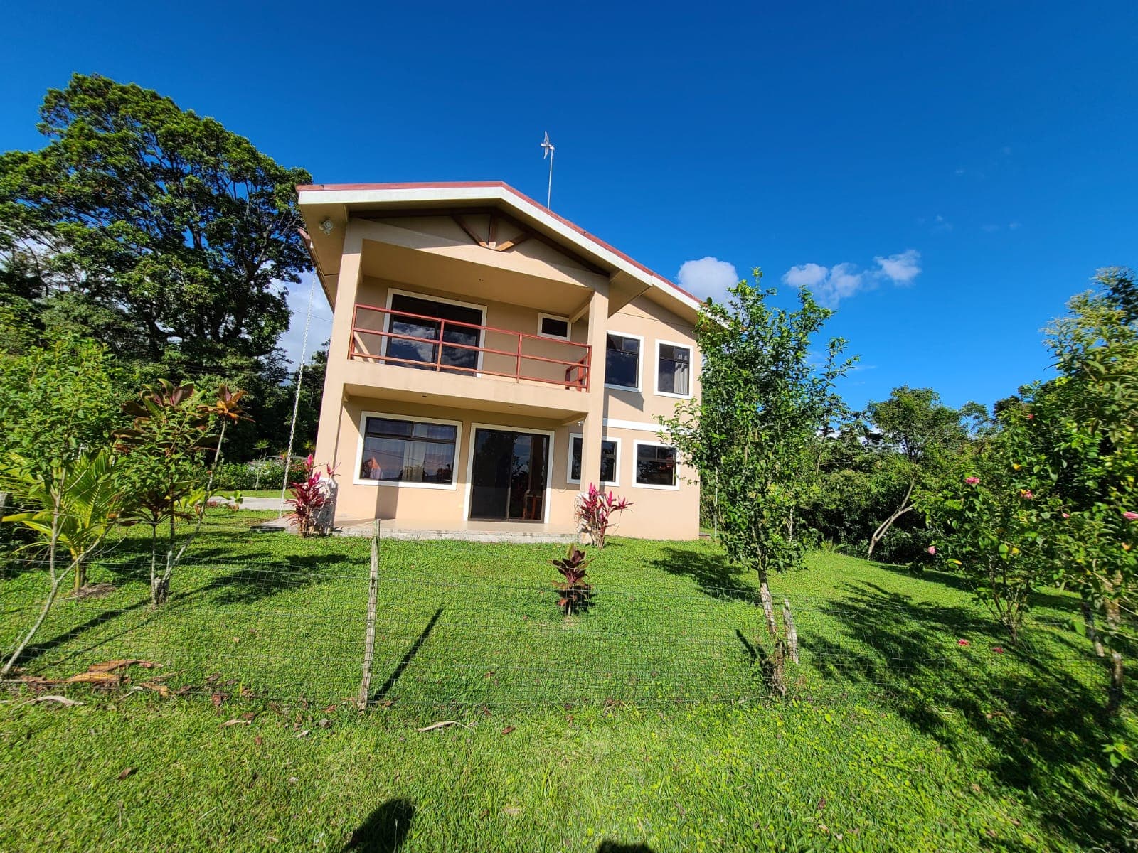 Spacious Two-Story House 3BD 2BA with Lake Arenal Views in Nuevo Arenal