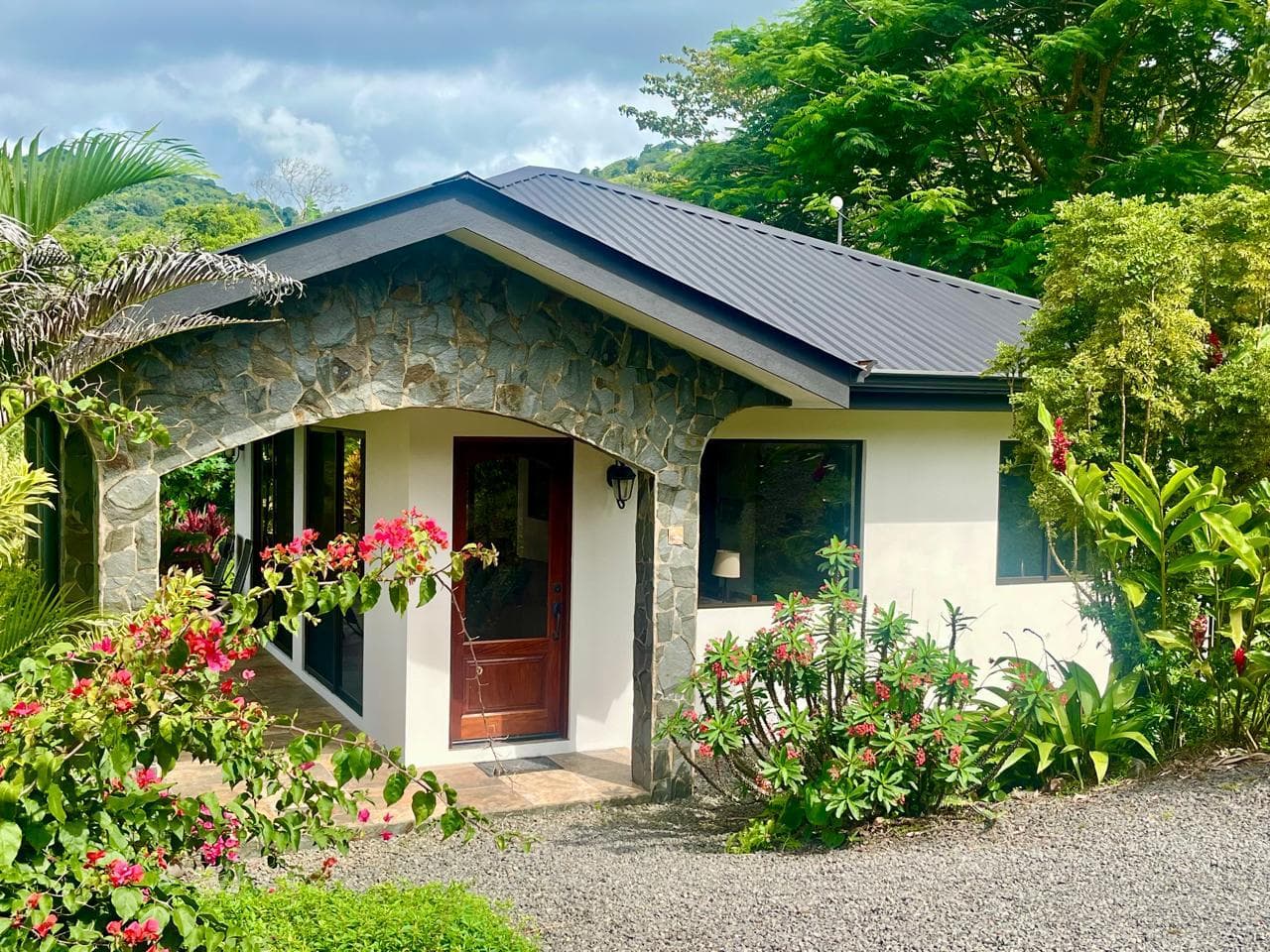 Spacious 1 BD 1 BA Residence with Lake Arenal View in Tronadora