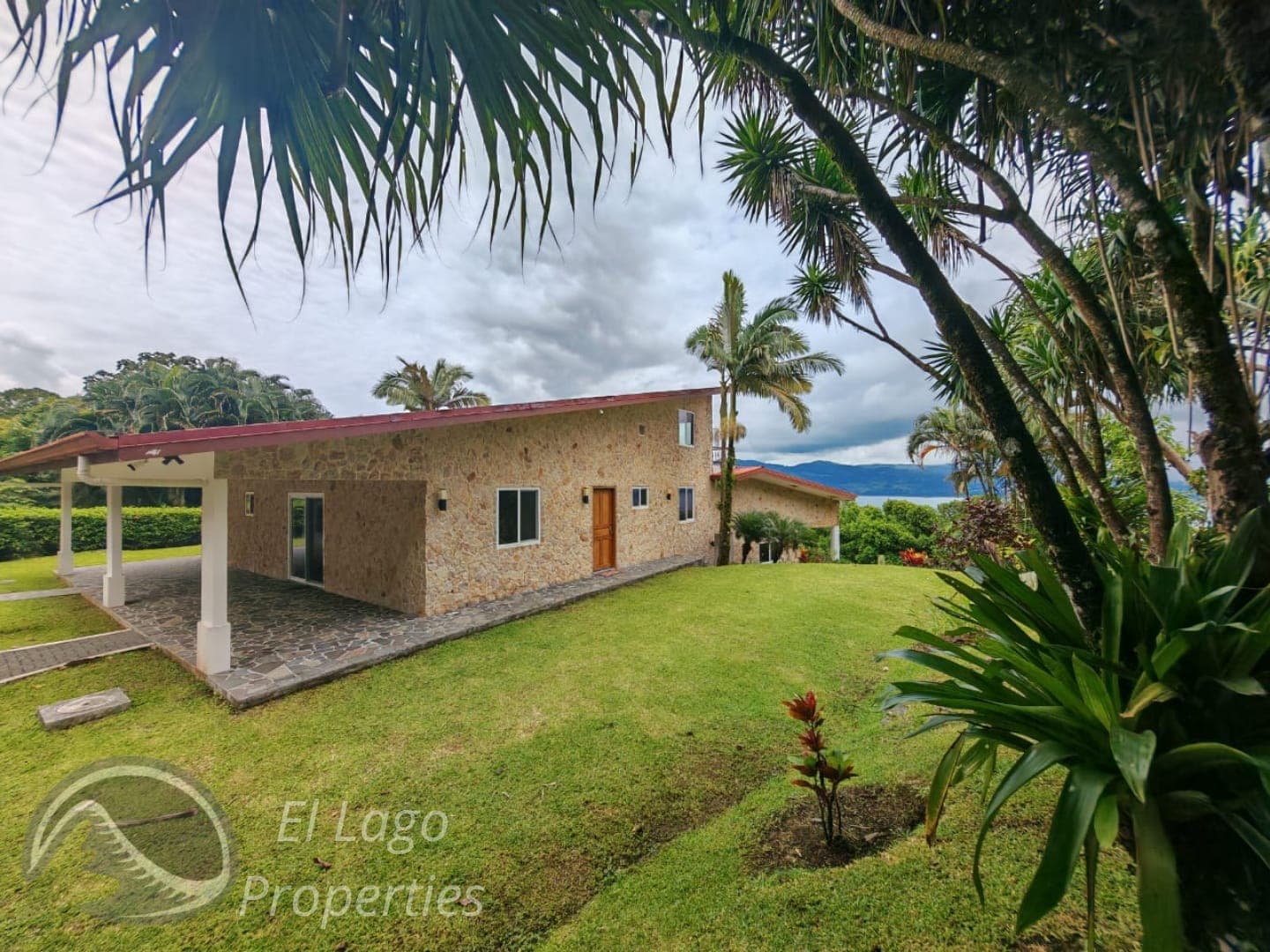Luxurious Home 4 BD 4 BA With Amazing Lake Views In Nuevo Arenal 