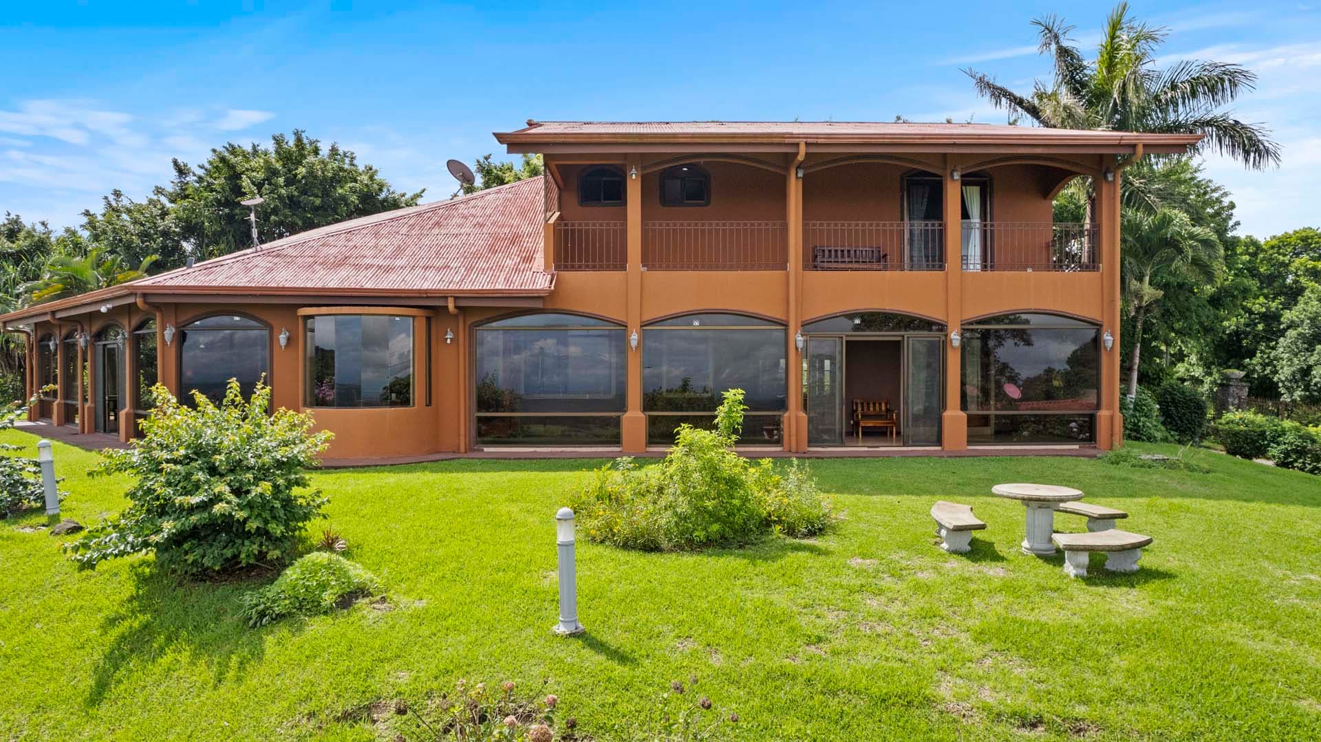 Luxury Home w/ Stunning Mountain Views on a 10,000 m² Estate - 3