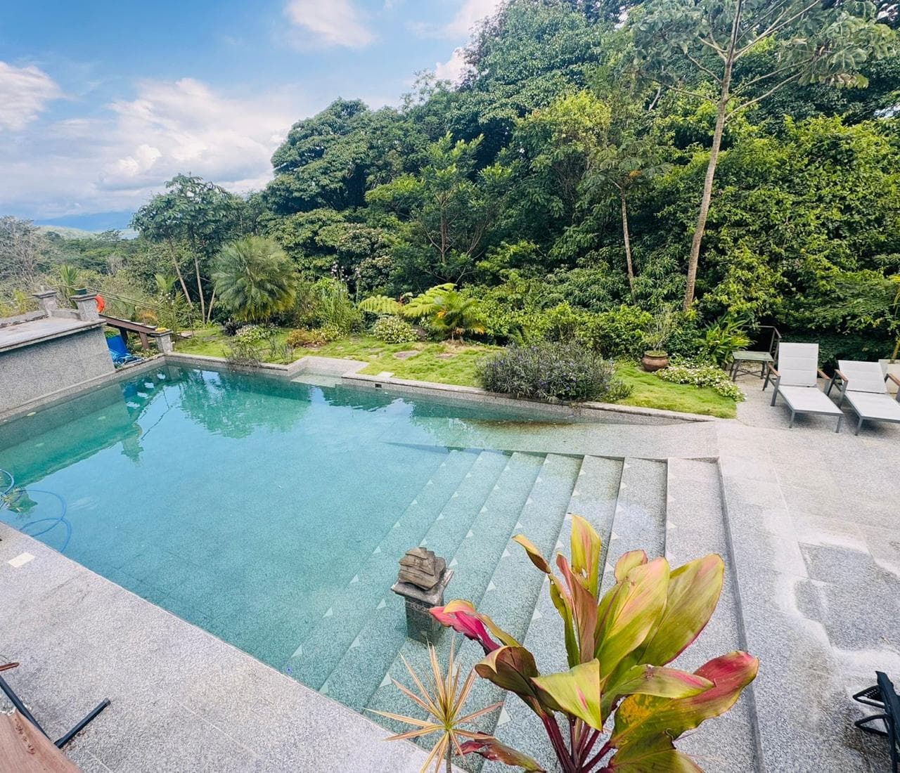 Lake & Volcano View Estate with Pool, Jacuzzi & Apt In El Aguacate