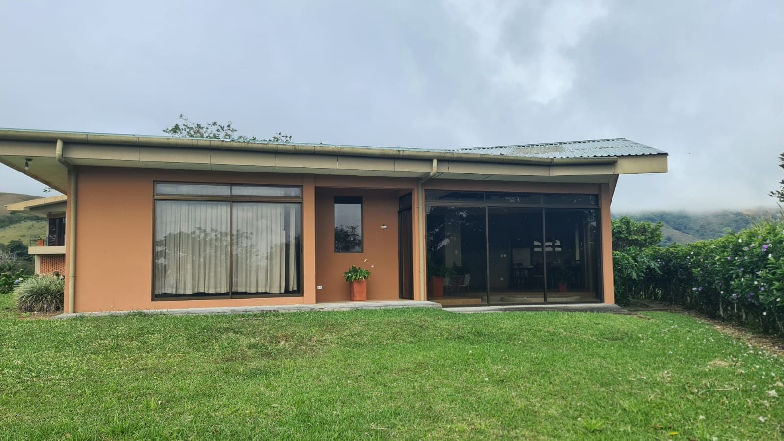 Beautiful 3 Bedroom, 2 Bathroom Furnished Home in El Aguacate