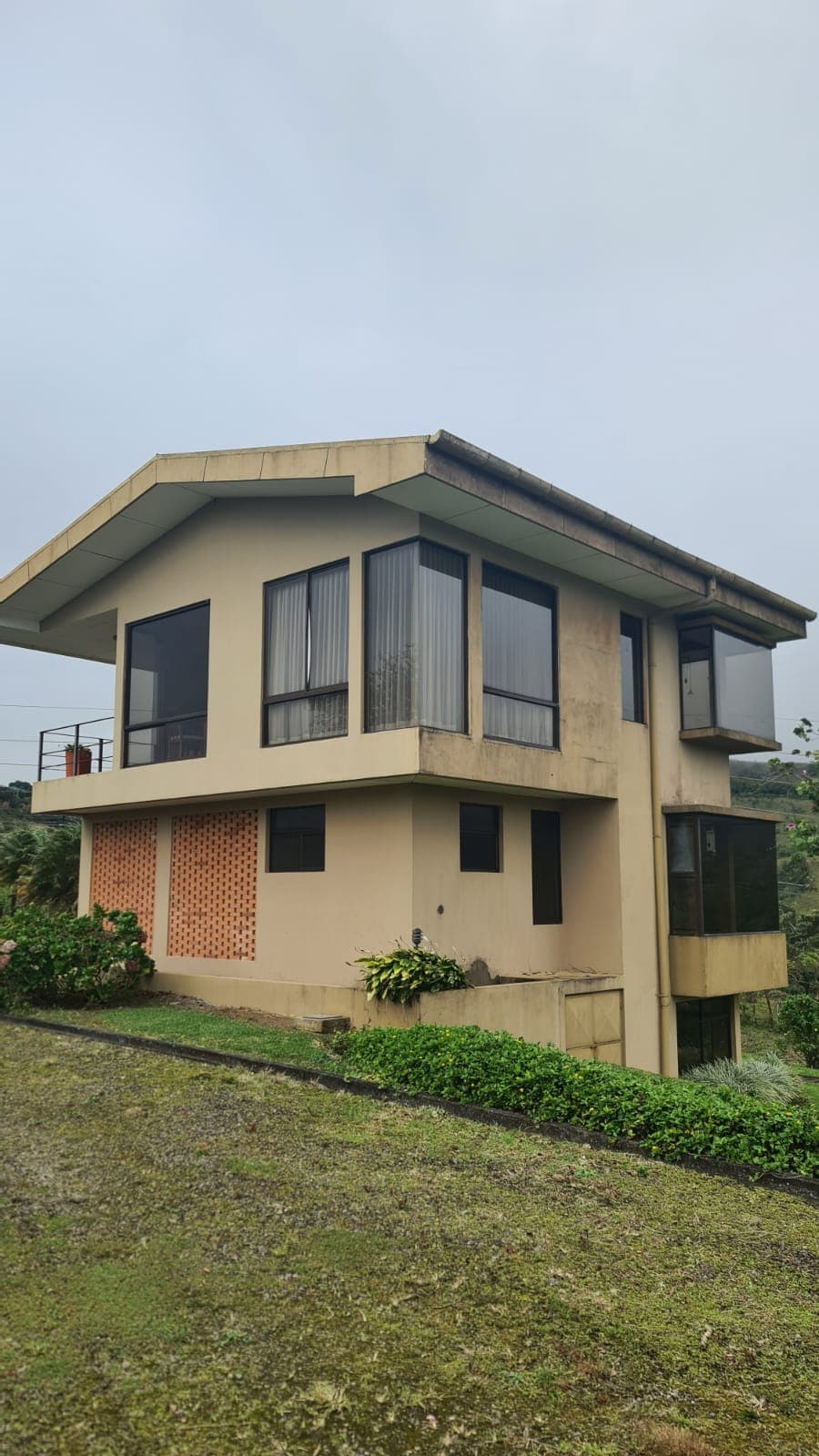 Furnished 3 Story, 2BR, 2BA + Den Lake View House w/ Utilities in Gated Community