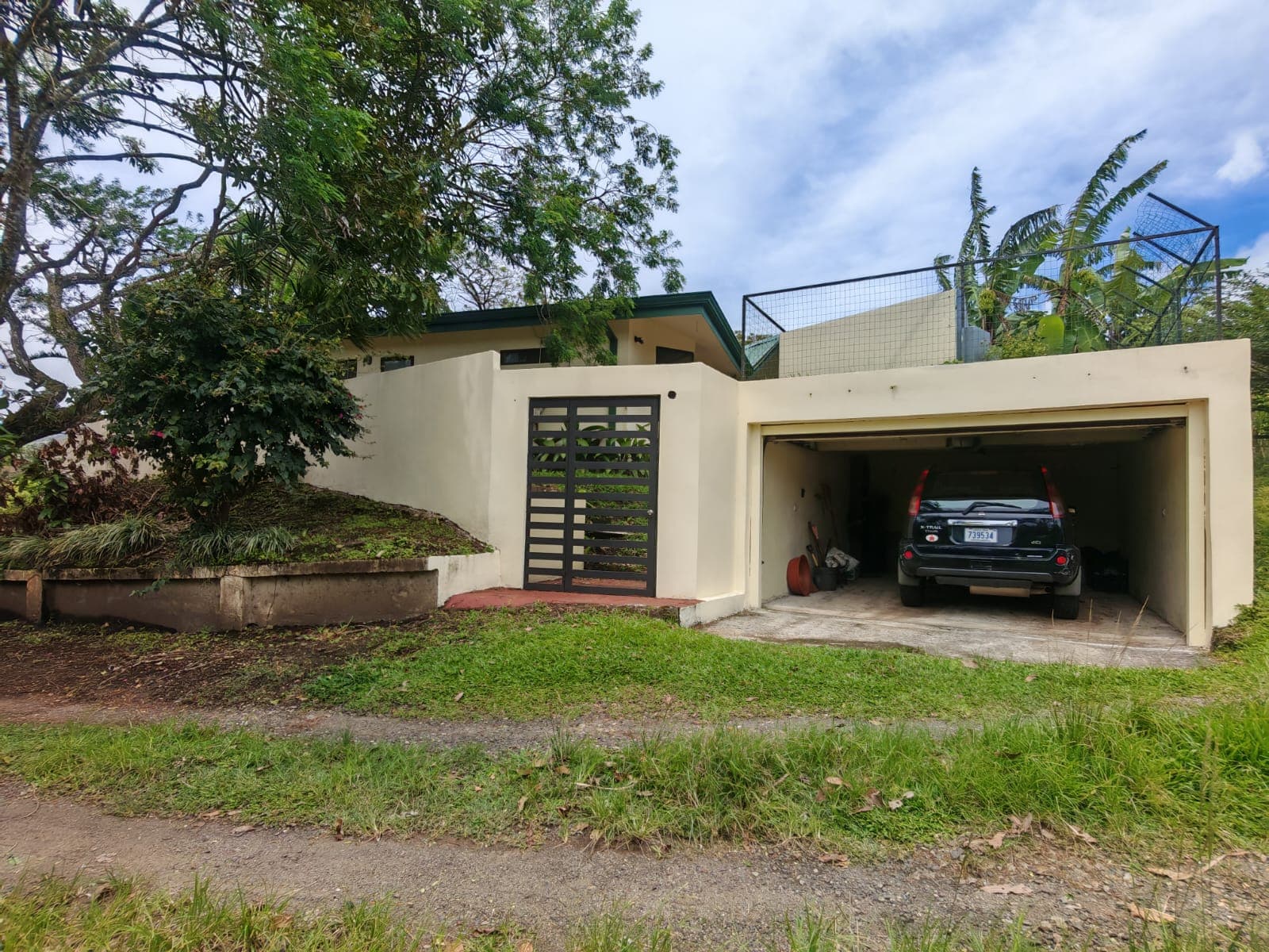 Charming 2BR Home + 1BR Casita on 1,000 m² Lot with Volcano & Lake Views - 2