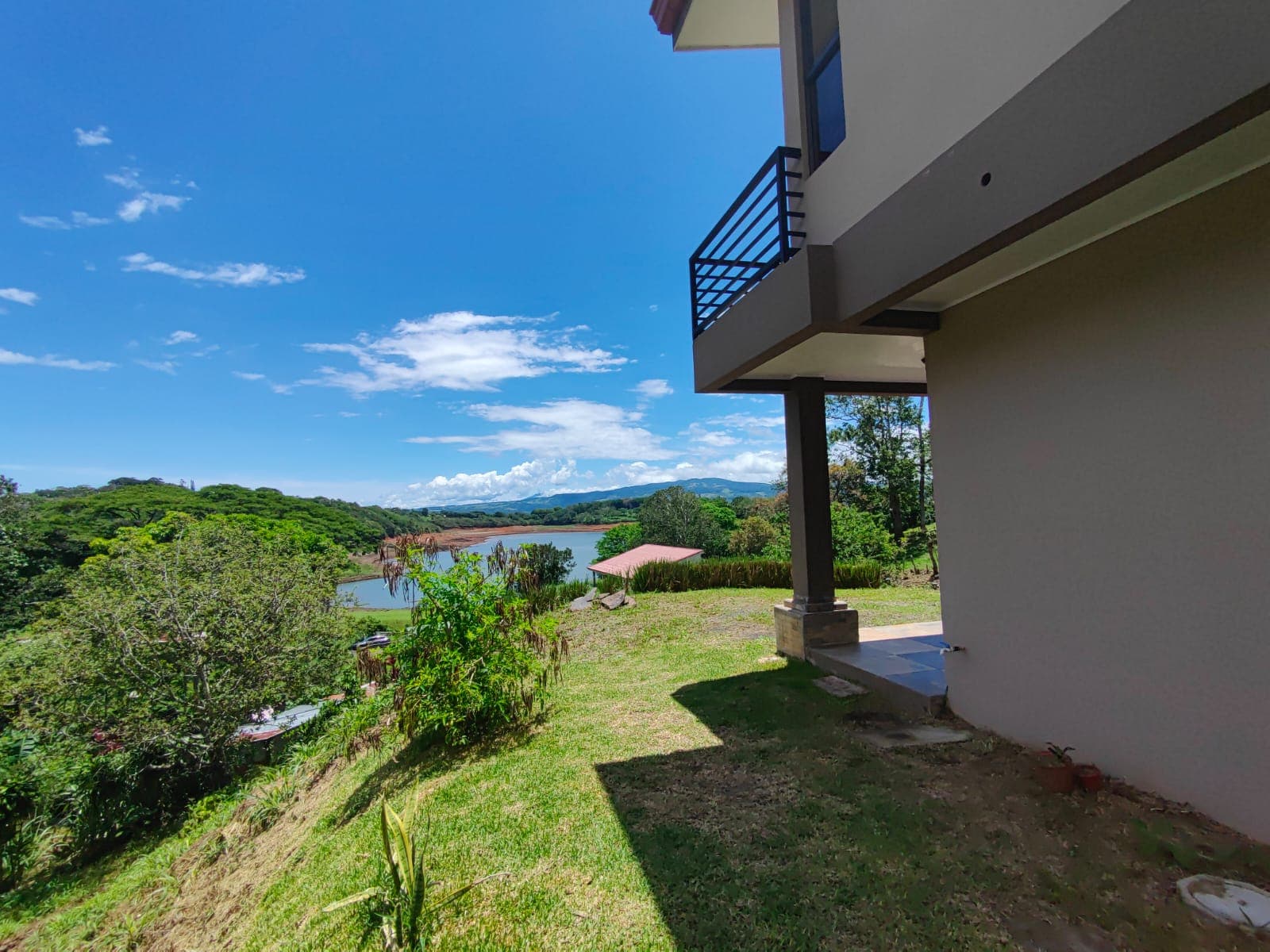 Charming 2BD, 1.5 BA LAKE VIEW Home Just Steps from Lake Shore in Tronadora  - 5