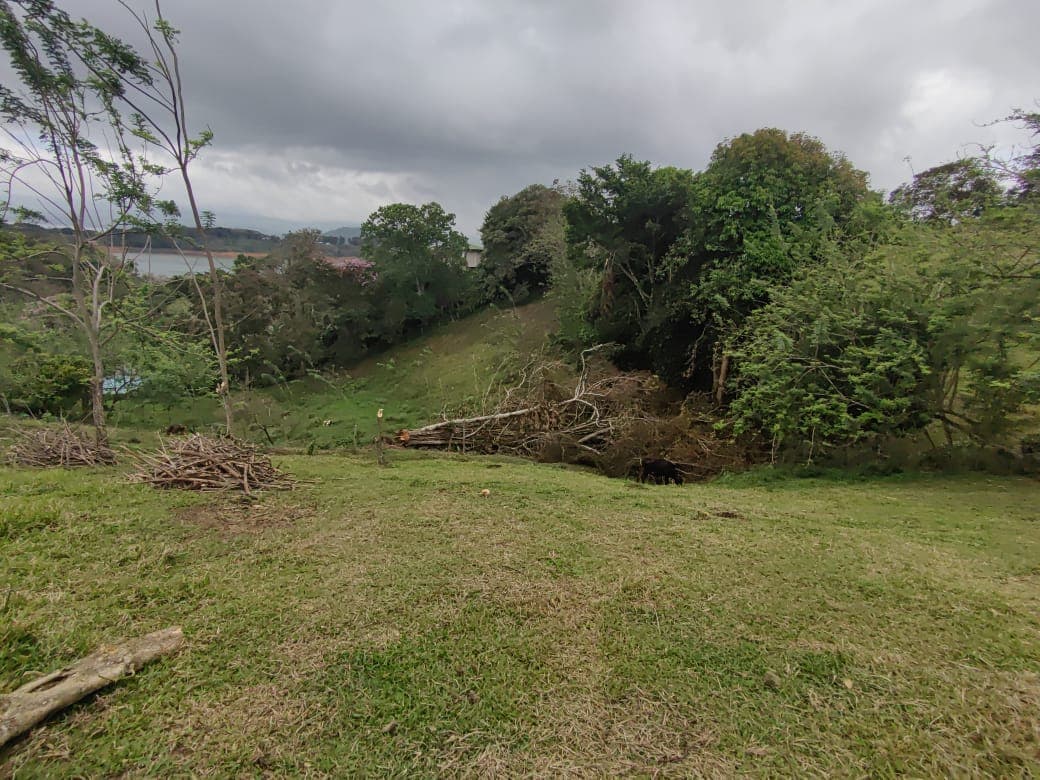 Gorgeous 701 m2 (0.17 Acre) lot with Lake Arenal and Volcano view in Tronadora - 4