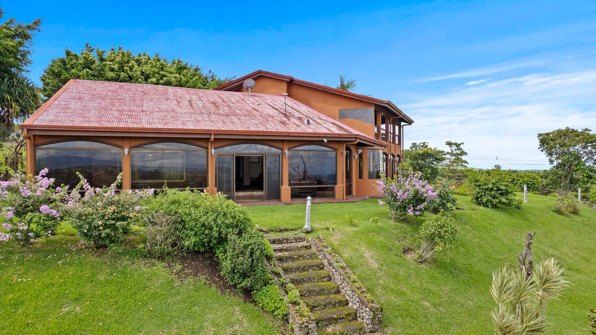 Luxury Home w/ Stunning Mountain Views on a 10,000 m² Estate - 2