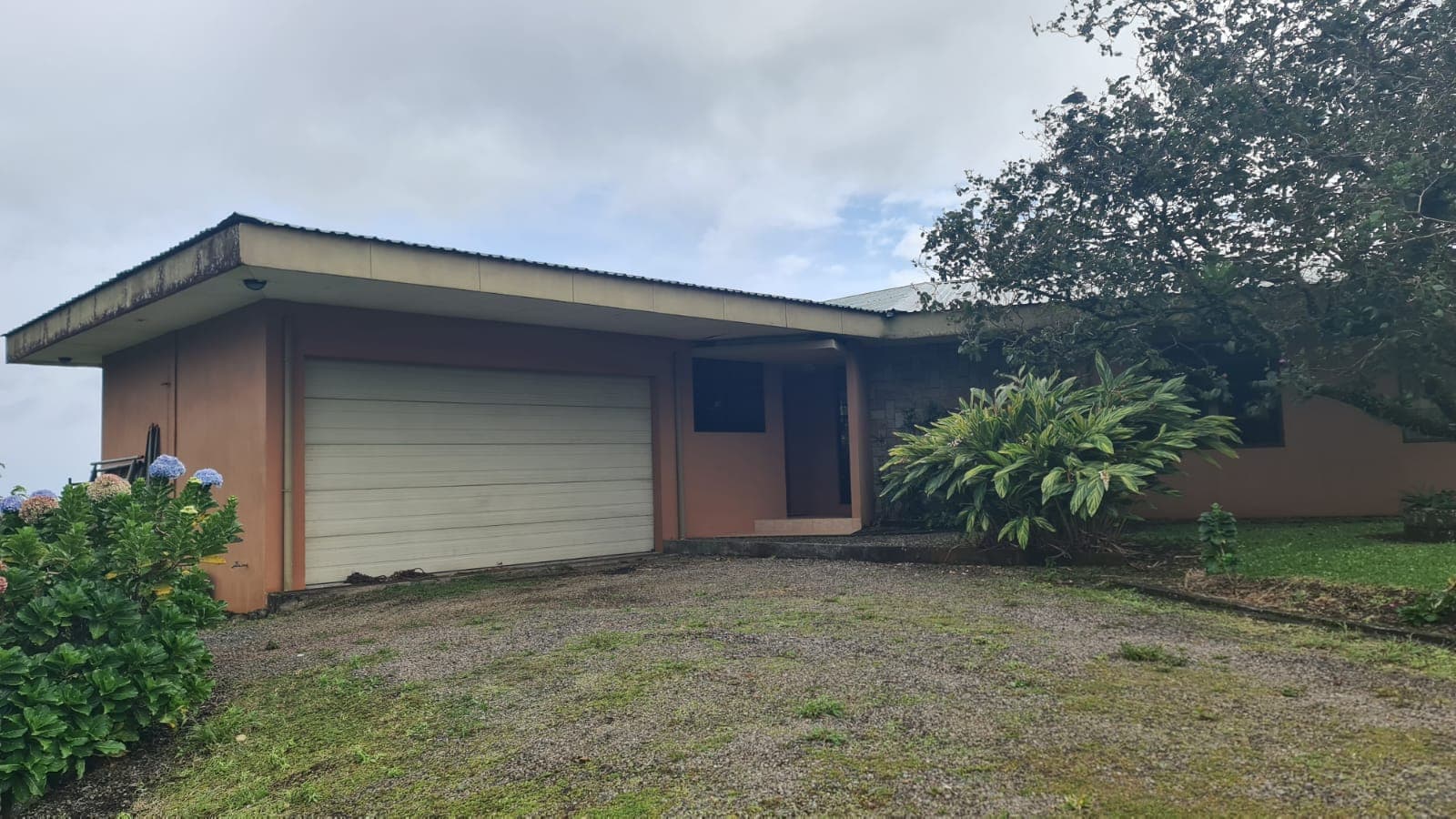 Furnished 3 BR, 2 BA Lake View Home w/ Utilities in Gated Community