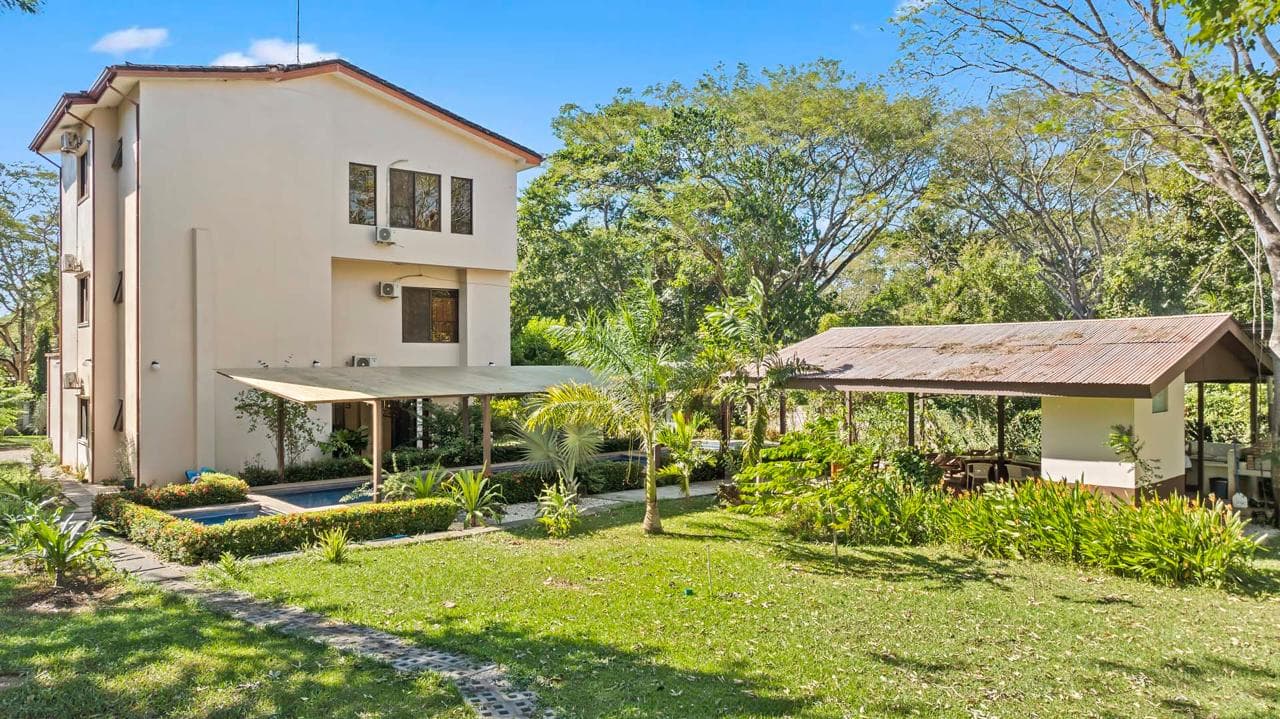 Beautiful 3-Story Property with 4 Apartments, Pool & Panoramic Comforts - 5