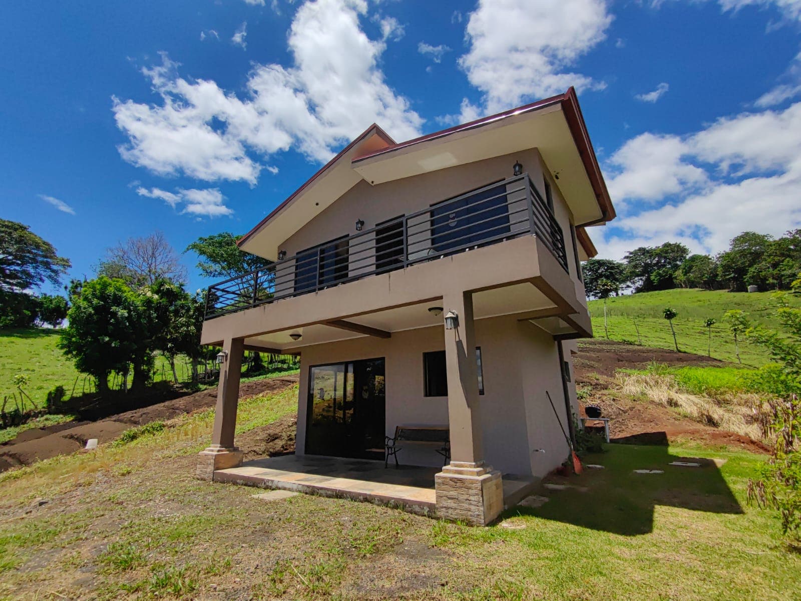 Charming 2BD, 1.5 BA LAKE VIEW Home Just Steps from Lake Shore in Tronadora  - 2