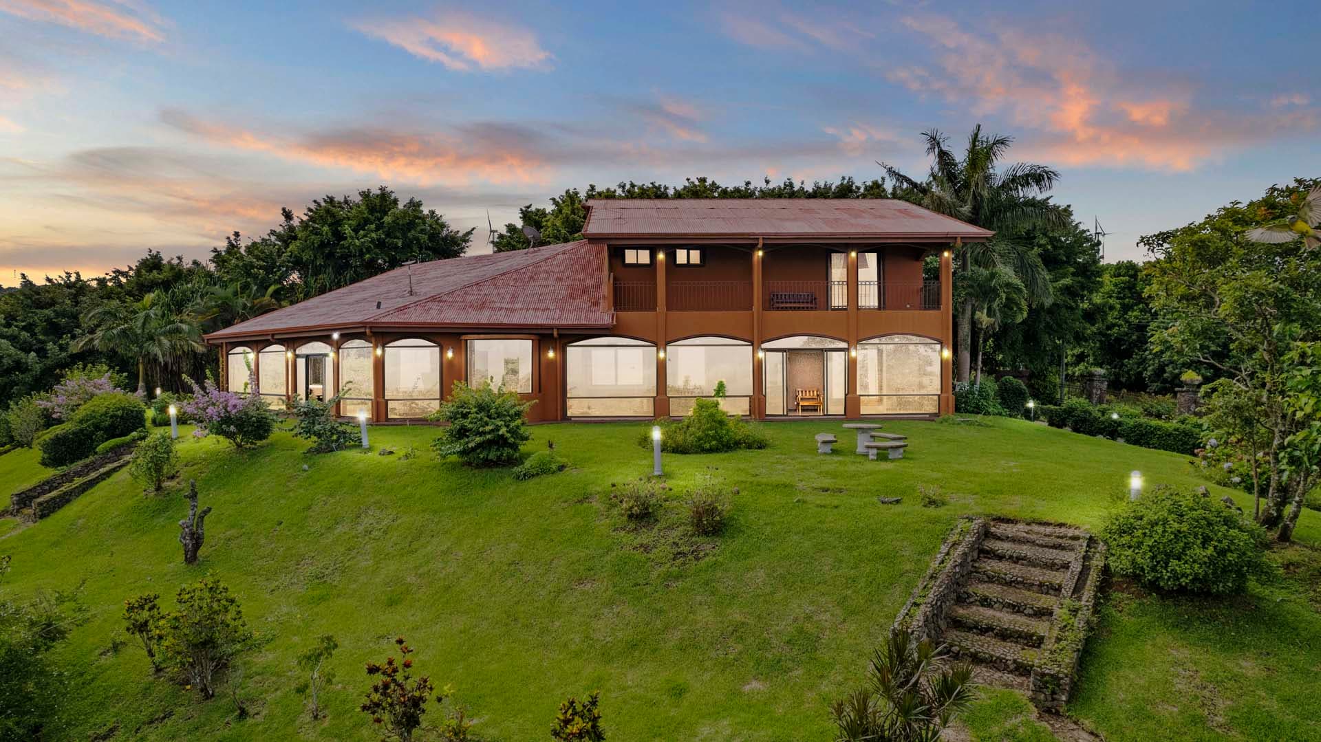 Luxury Home w/ Stunning Mountain Views on a 10,000 m² Estate