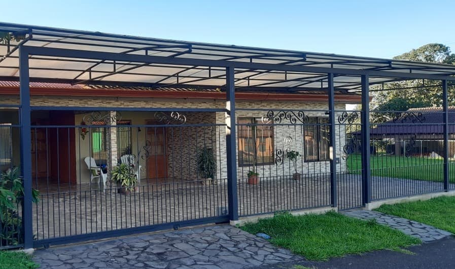 Lovely 4-Bedroom, 1-BA Tico House + Rancho with ½ BA in Tronadora 