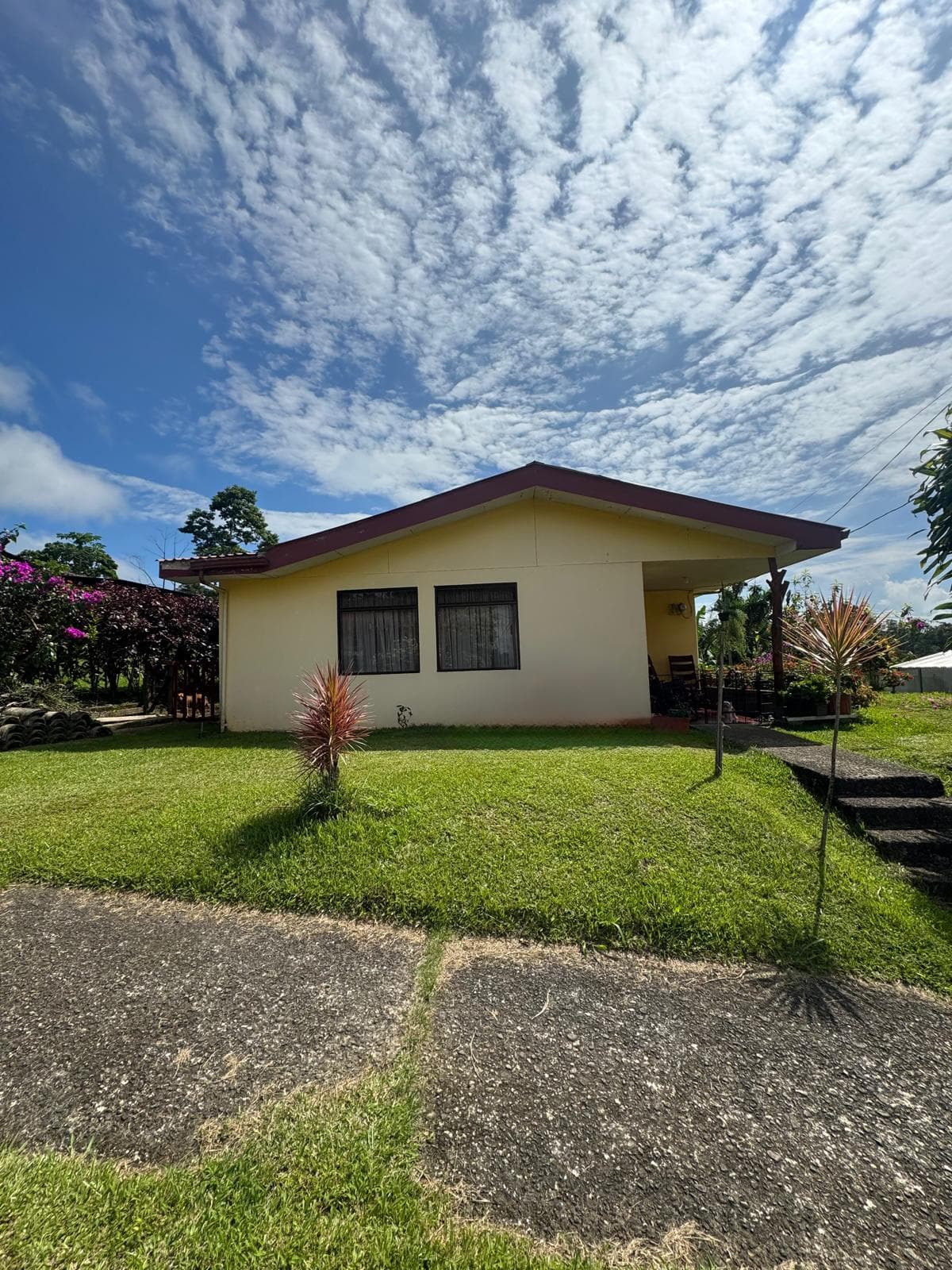 Spacious Home with Lake View and Guest Apartment in Nuevo Arenal