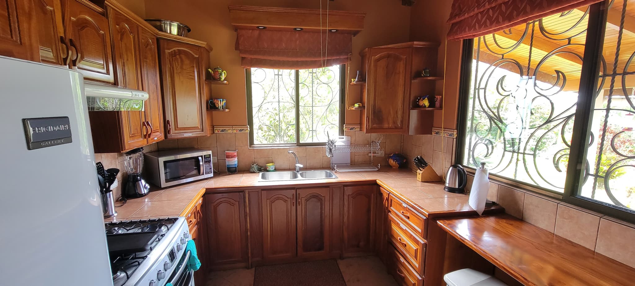 Beautiful 3 BD 2 BA Home in a 8 Acre Lot with Pool and Lake View - 3