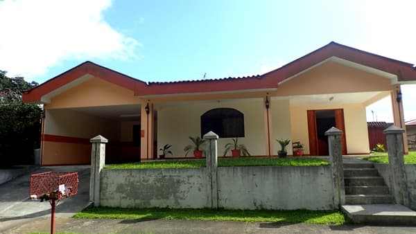 Lovely Remodeled 3 BR, Only 3 Blocks from Nuevo Arenal Town - 2