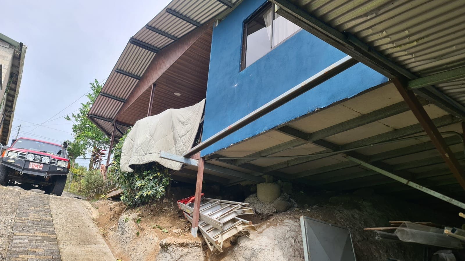 Modest, 4 Bedroom 2 Bathroom house Lake View in Nuevo Arenal - 2