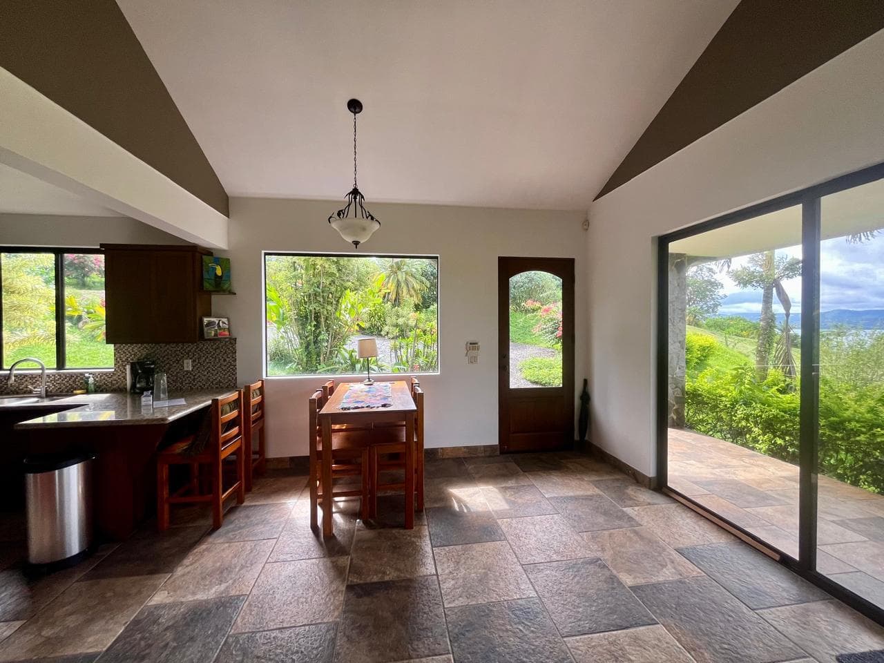 Spacious 1 BD 1 BA Residence with Lake Arenal View in Tronadora - 5